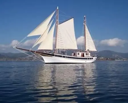 Botel Le Suzanna